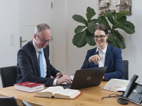 Mag. Hannes Bodner und Mag. eva Krall-Marschitz, LL.M. sitzen in der Modernen Kanzlei in einem Beratungsgespräch